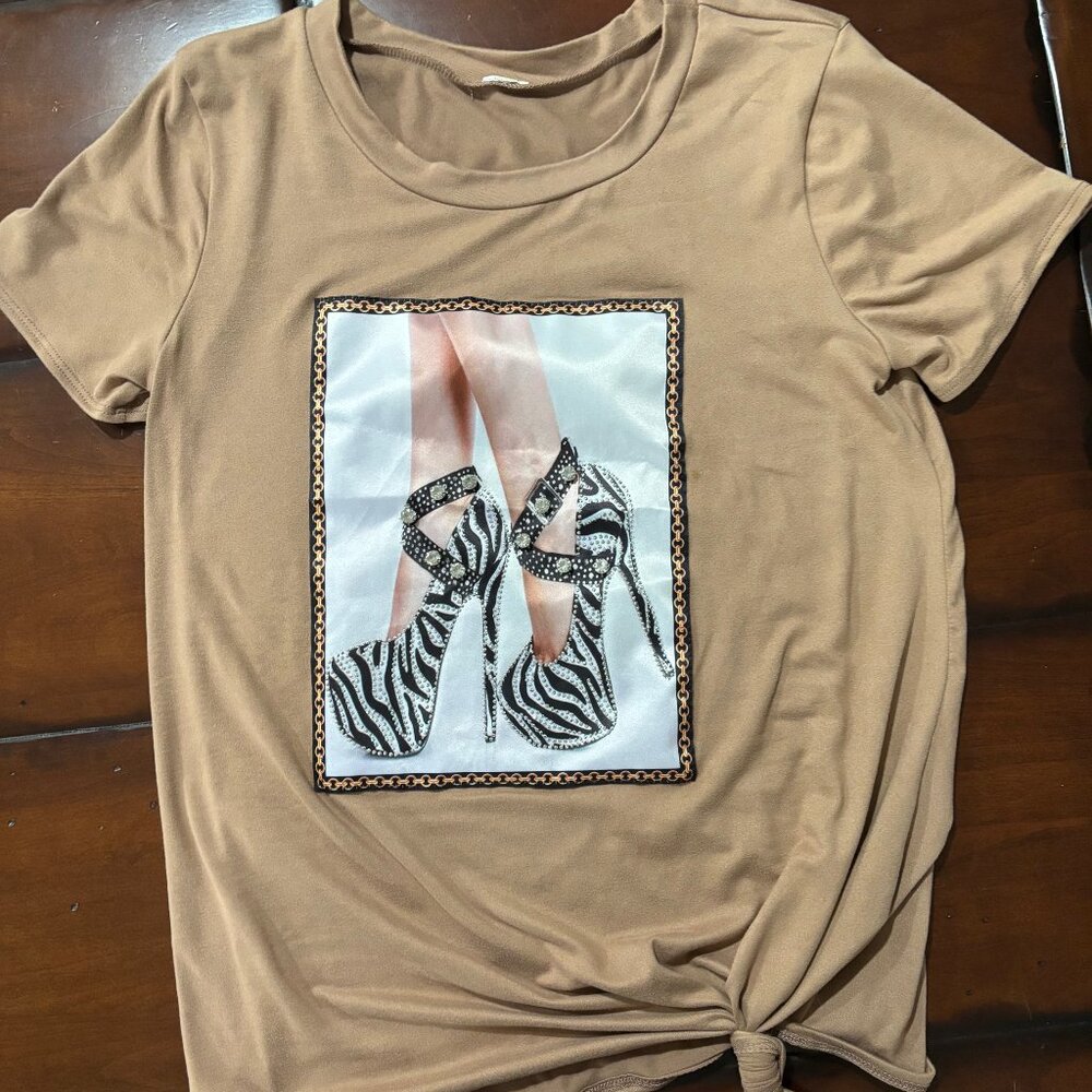 Short sleeve top with rhinestones